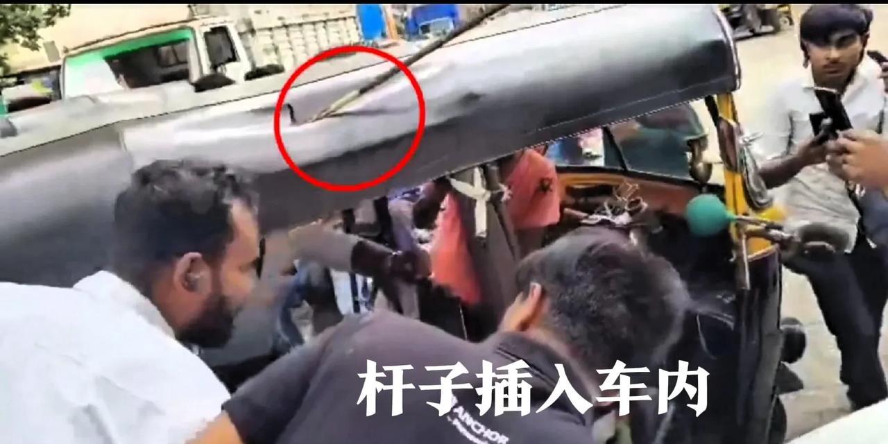 三哥这地铁没修清楚，巨型铁柱子砸下来把人弄进医院了。这名可怜的男子本是乘坐三轮