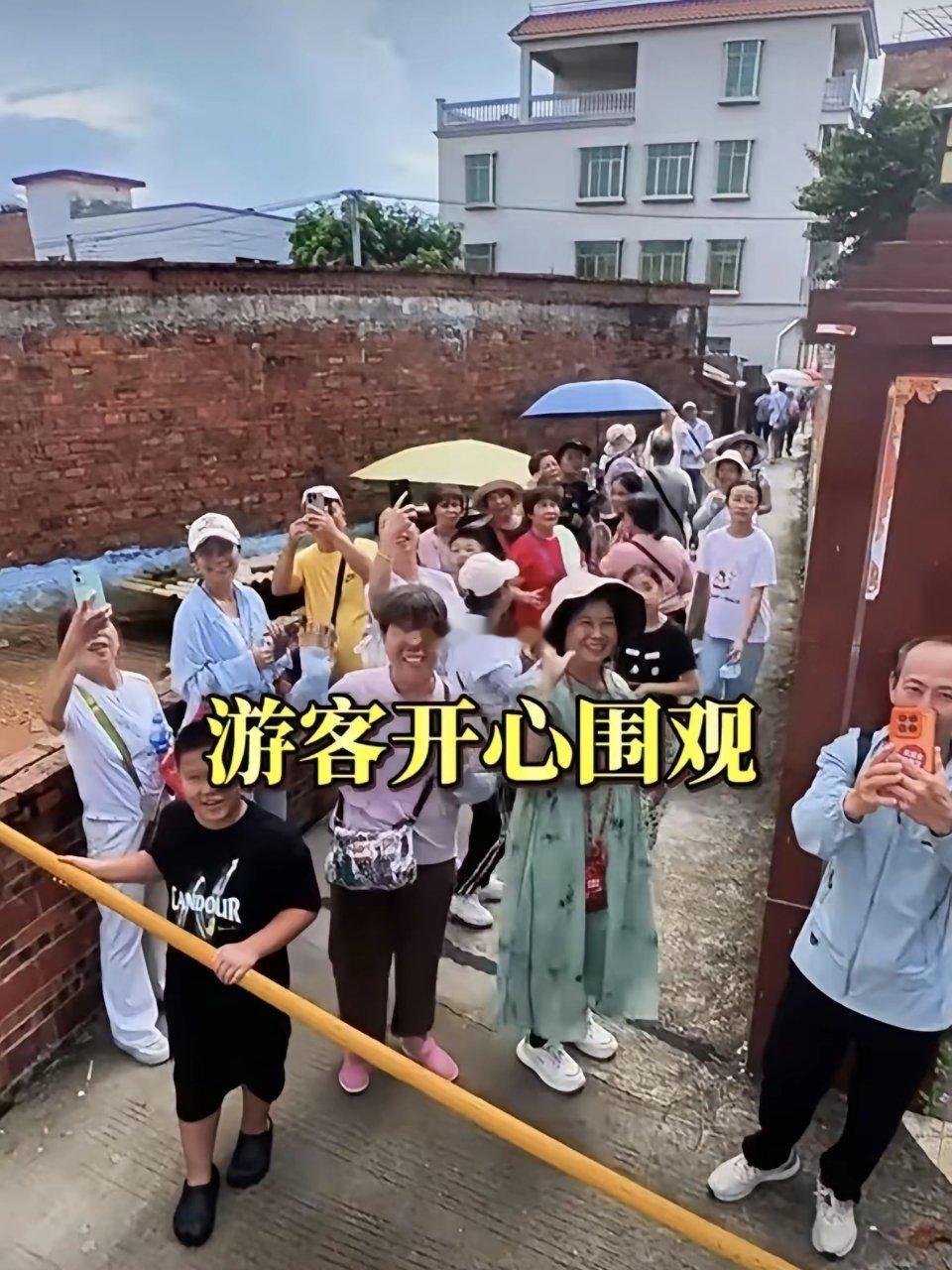 全红婵妈妈去新家在门口就开心的合不拢嘴，终于有自己的家了​​​