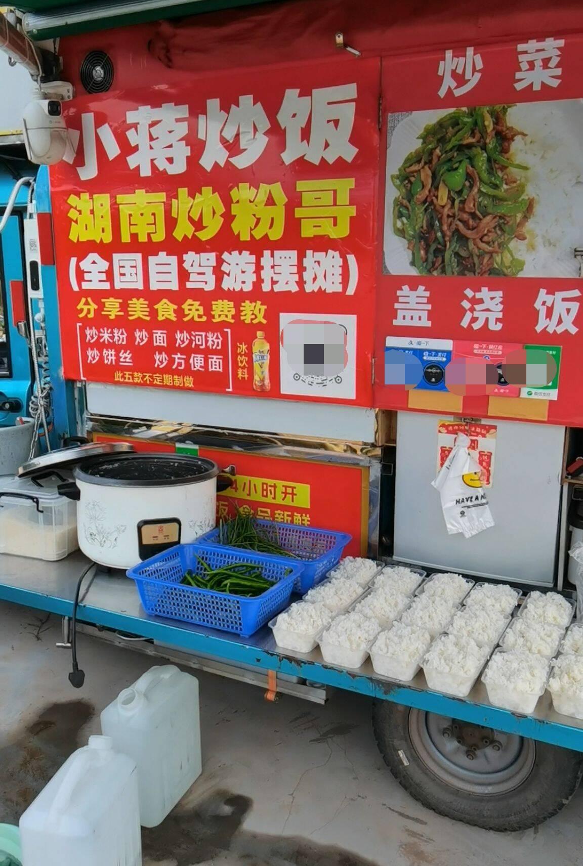 上海有个男的，就普通打工的那种，四十来岁，平时在工地附近卖炒饭炒粉，手艺还行，回