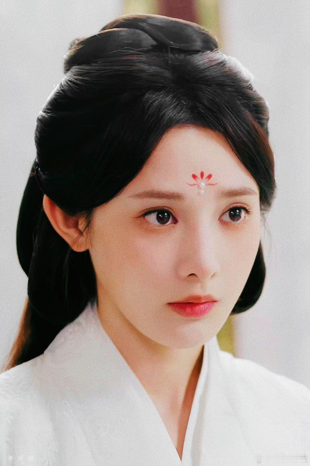 素衣一穿直接换了种风格，没有浓妆加持反而更显清丽。简单白衫衬得轮廓超柔和，这种干