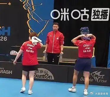 我去！林诗栋长大了，还知道给小跑过去给小曼姐拿毛巾了！哈哈前两局动漫组合拿下。第