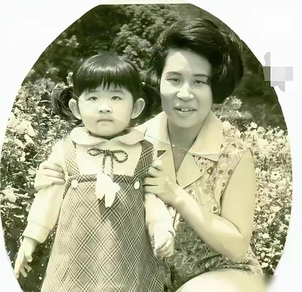 吴君如的相貌，从小到大都没变过，小时候应了现在的一句话：她是怎么做到又老又小的