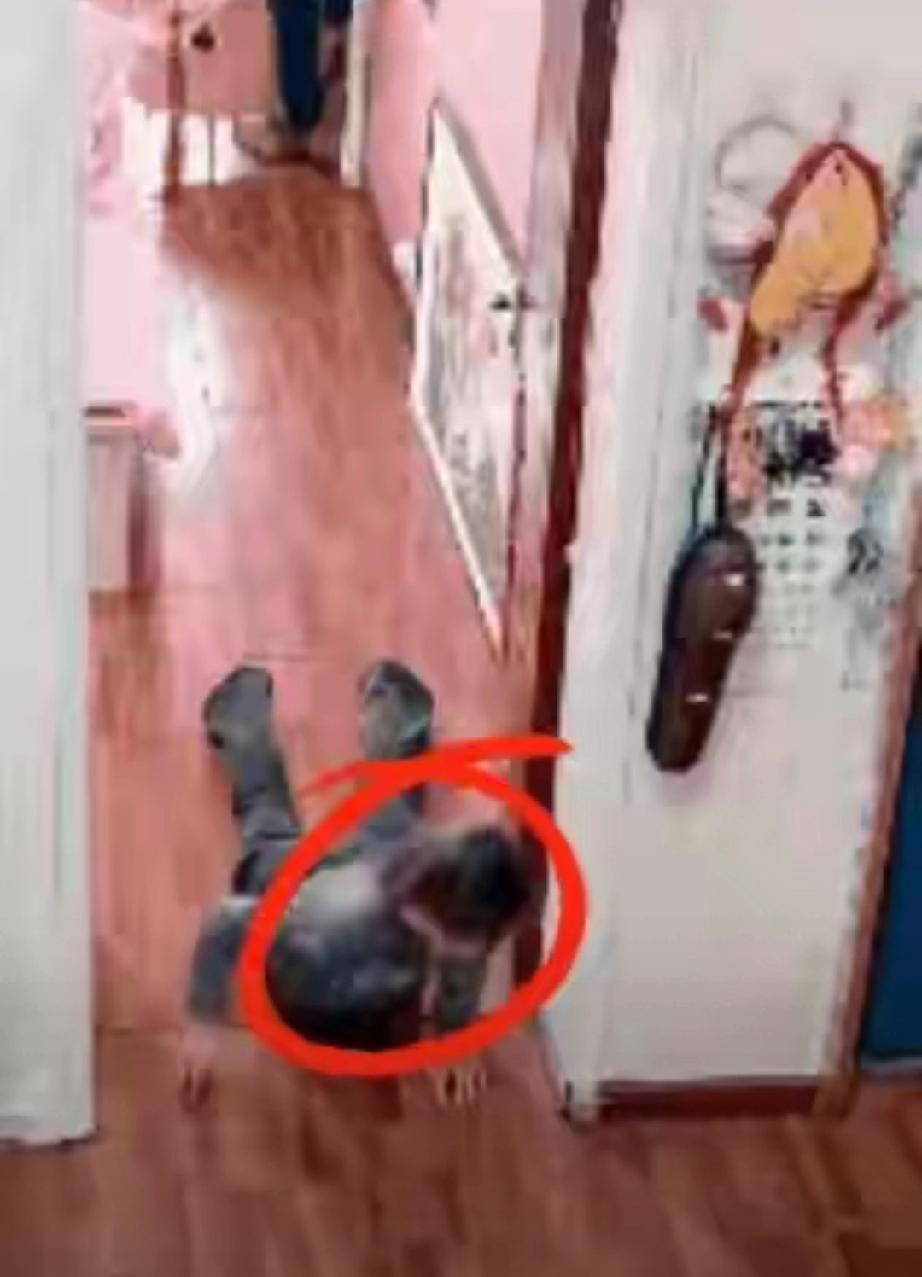 天降奇迹！安徽，5岁男孩从小瘫痪不会走路，妈妈去打水回来后，发现儿子居然站起来走