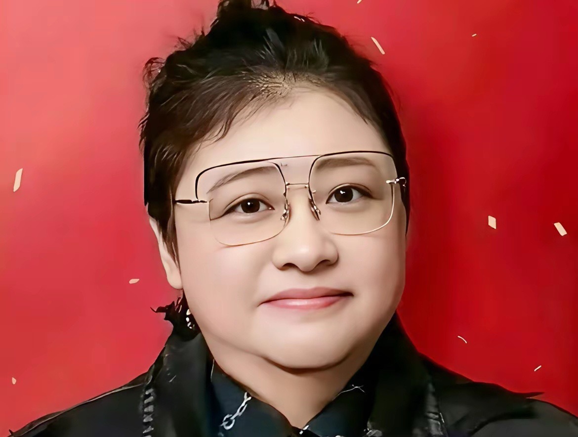 韩红说以前是校花，我本来不信。结果一看18岁军装照，对不起，是我有眼无珠