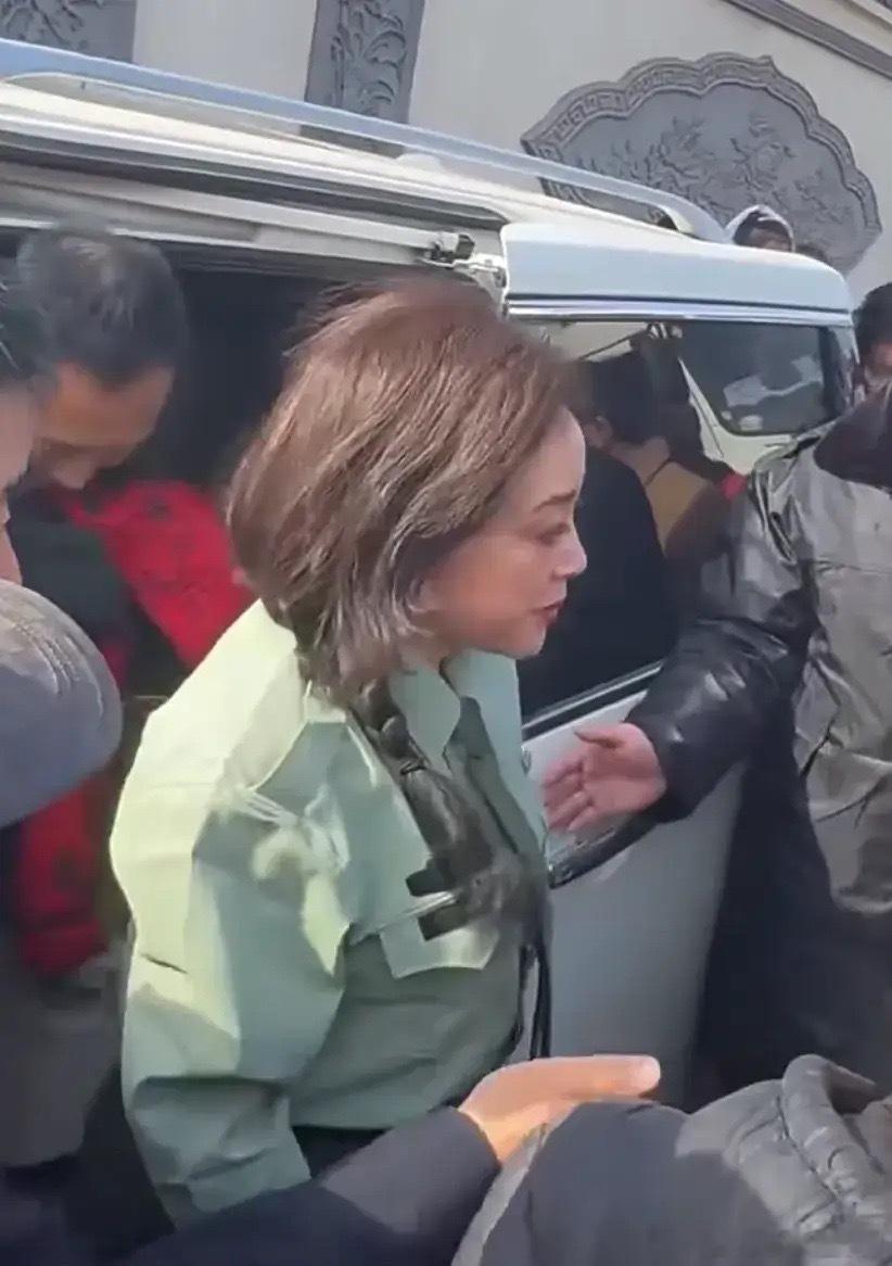 刘晓庆参加线下活动，浓妆艳抹看着有点辣眼睛，但身体素质是真好！