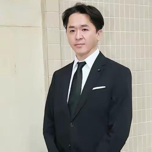 香港最“怂”的富二代，他守着15亿遗产躺吃了27年，利息滚到17亿。3个女友同住