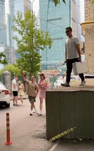 国外恶搞出现的一幕那一脚太解气了