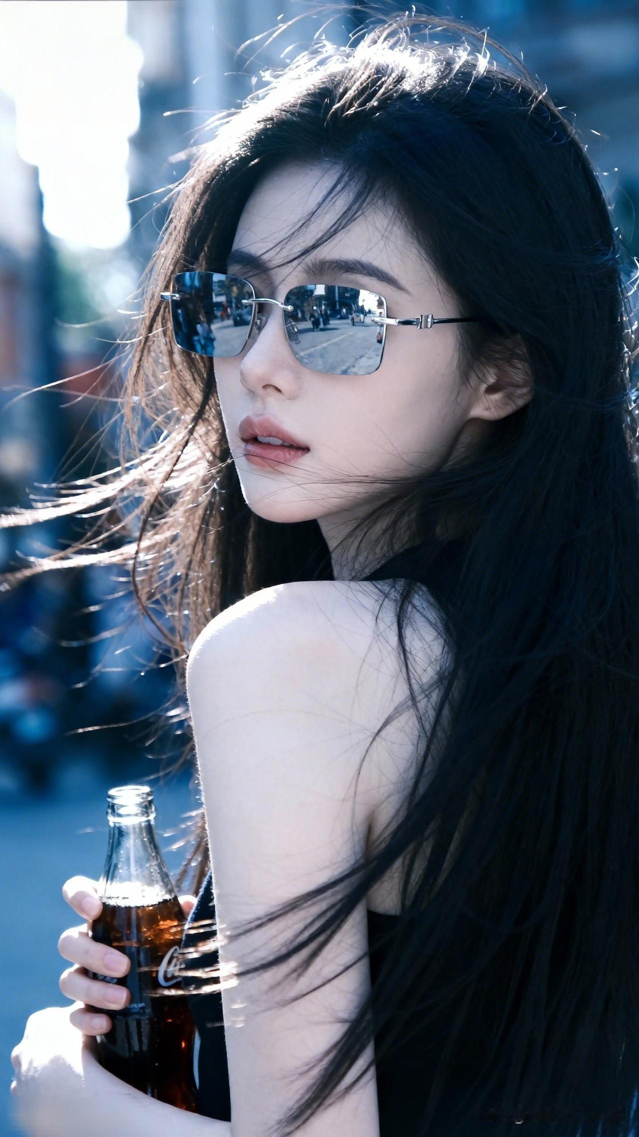 阳光下的黑发少女，手握冰镇可乐，享受自由时光。你喜欢哪一种气质的美人?