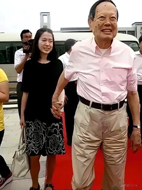 瞧瞧翁帆这模样，真有几分“奶奶”的韵味。真不知她父母心里作何感想，当初她与杨