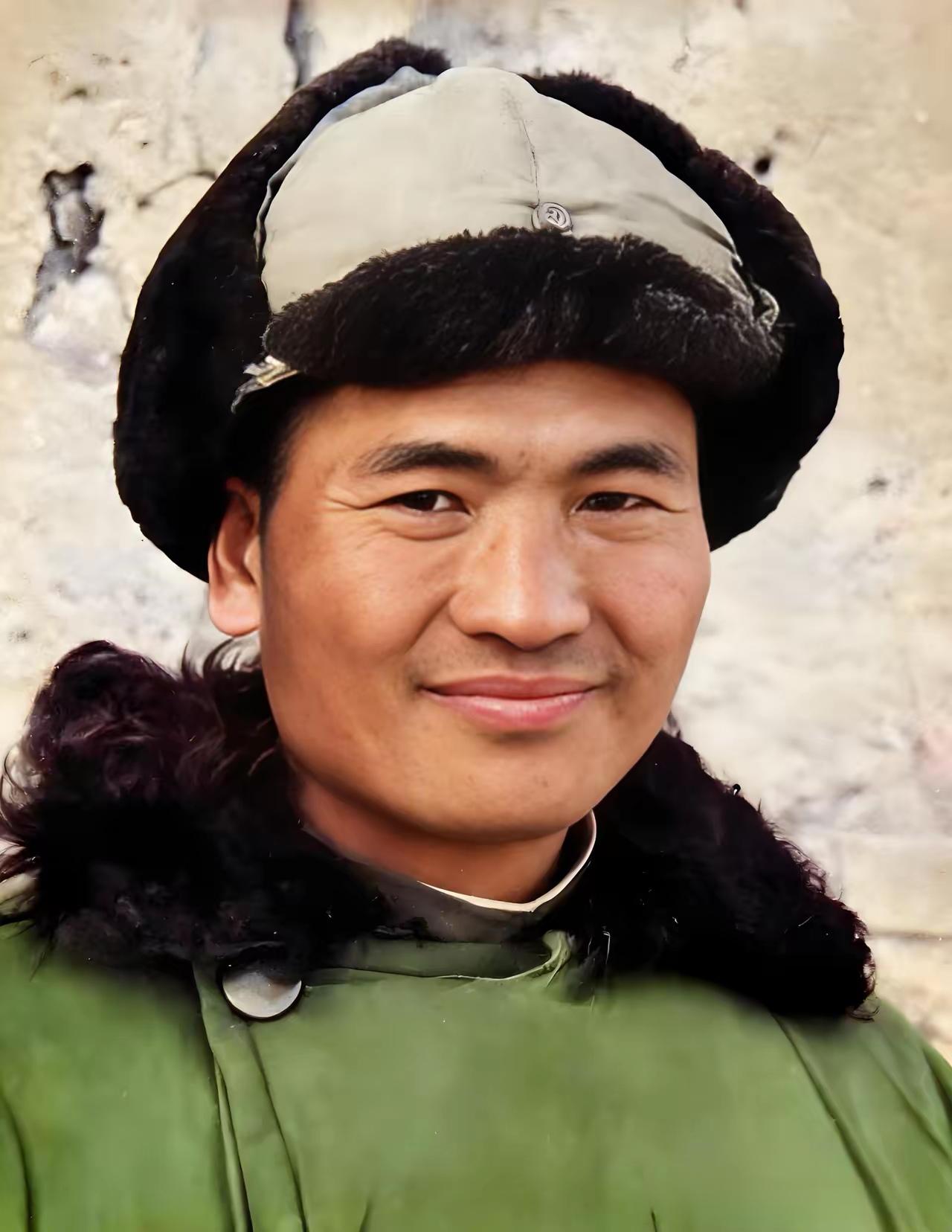 照片中的这名军人，他是傅作义心腹爱将，国民党105军中将军长袁庆荣。1948