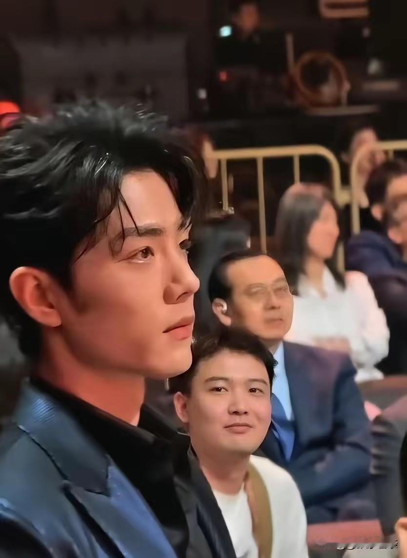 看见肖战站在那里，挺心疼的，一个名牌和座位，让人气愤和无奈。可是顶流就是顶流，