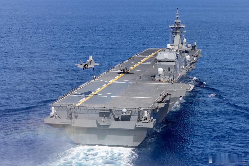 英国海军一架F-35B战斗机今天首次在日本海自“加贺”号小航母降落。今天还有一架