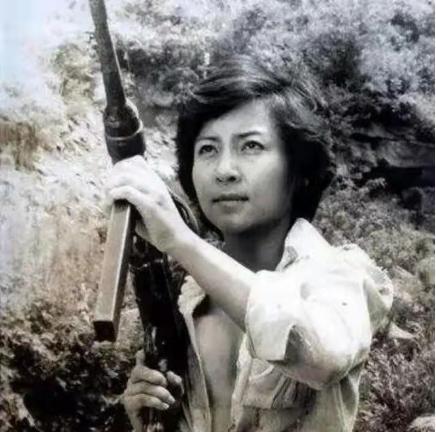 🌞1975年，上百名美军惨死在越南美女特工阮文慧手下，美军悬赏10万未果，