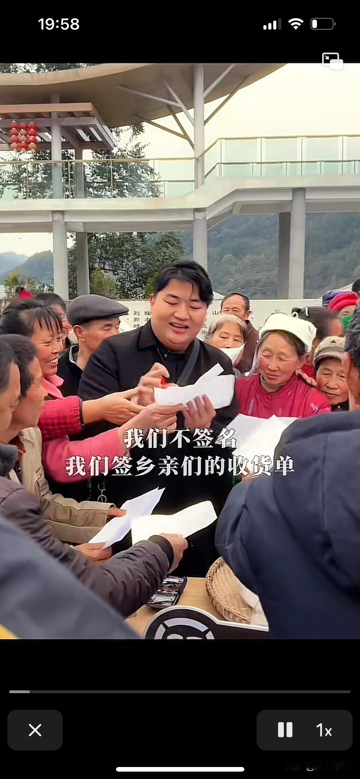 全红婵哥哥都是一帮老人找他签字，他并不是什么明星歌星，也不是什么重要人物，为什么