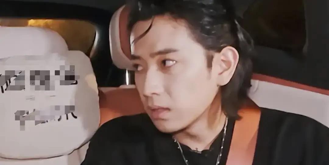 “哥，我已经掉下悬崖了，你能拉我一把吗？”陈若轩在《披哥》后台近乎低三下四地求欢子，可换来的只有对方