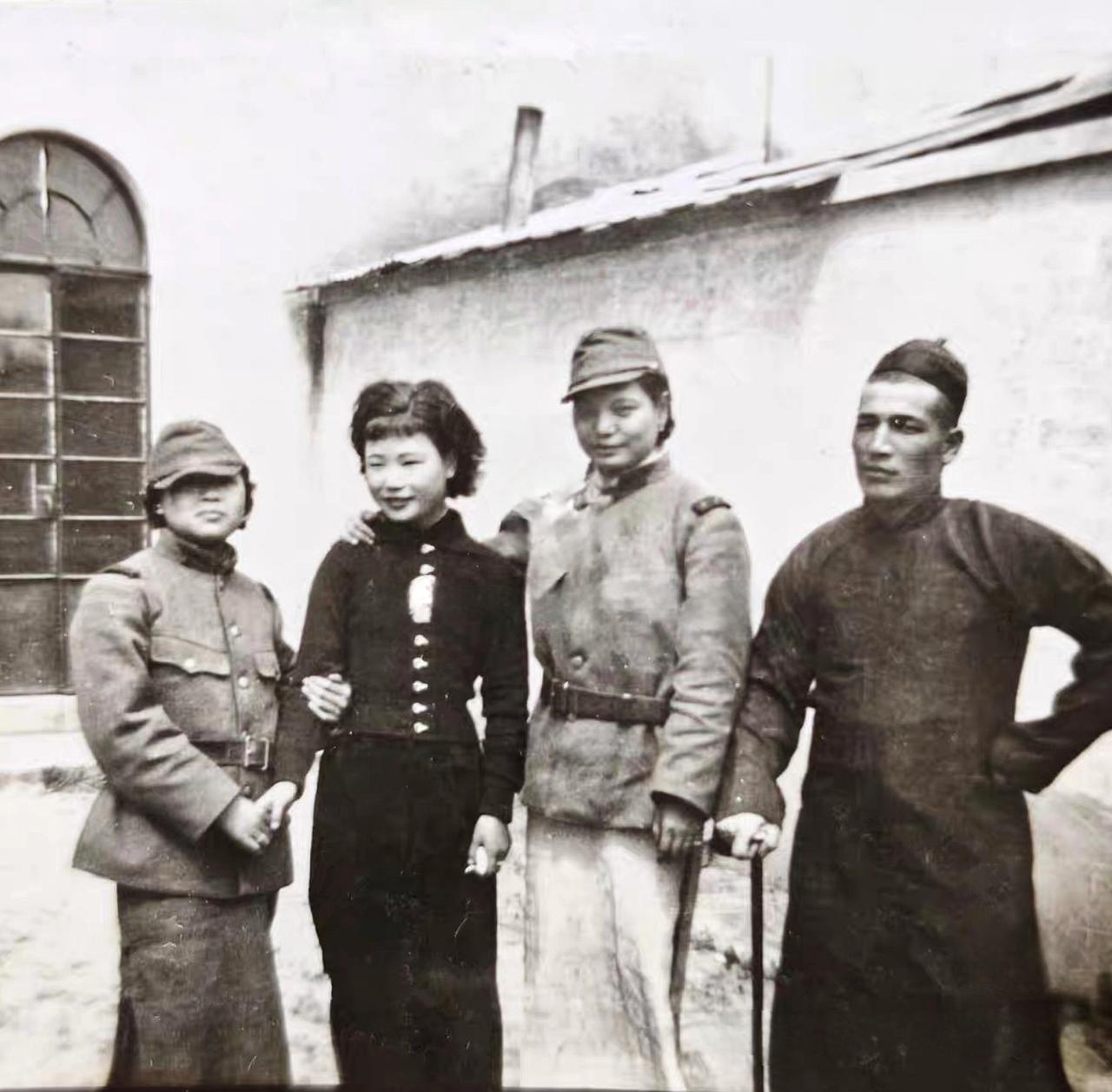 这是一张令人感到奇怪的照片。照片中，两个日军女兵拉着一个中国姑娘。左边的女日军牵