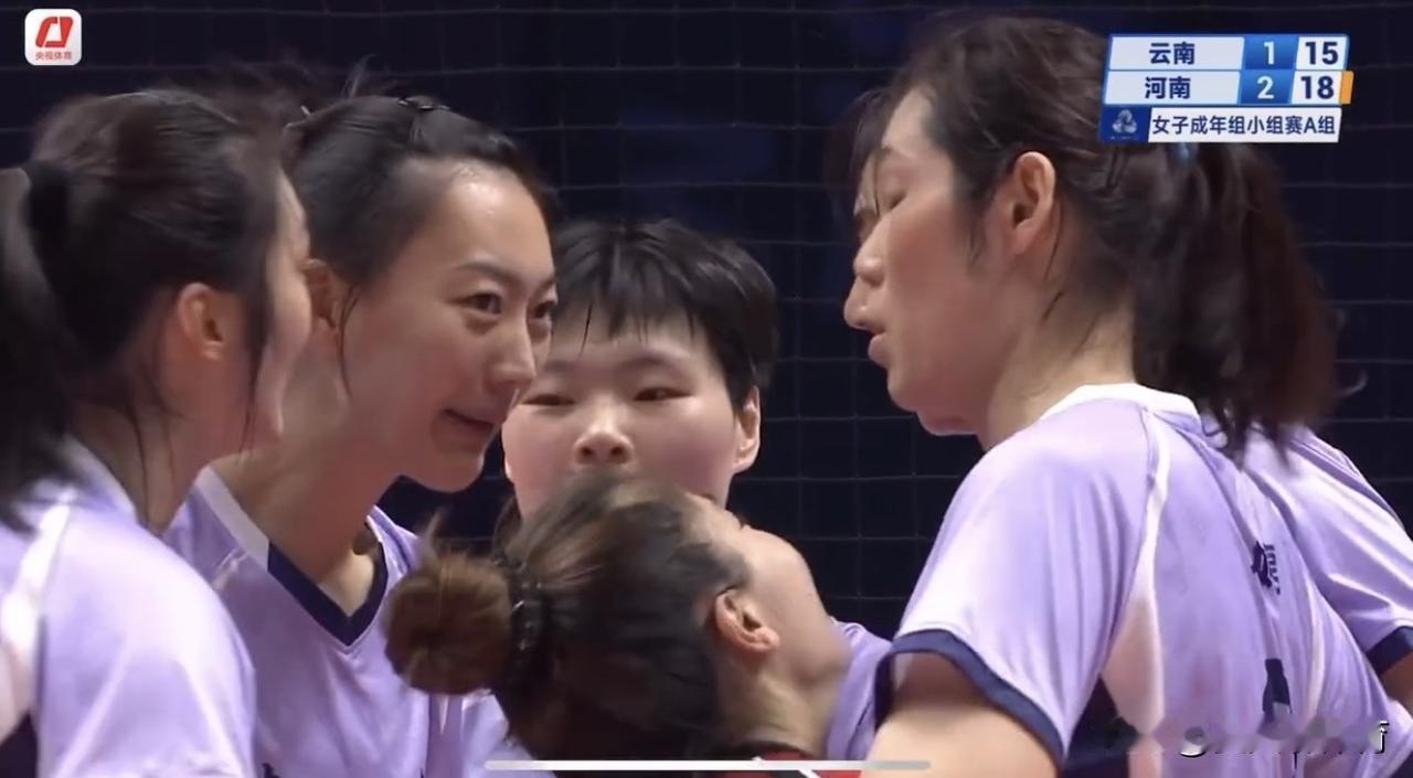 朱婷真的不容易啊，又当爹来又当妈！本以为打云南能提前下场歇一歇，幸好没有下场，要