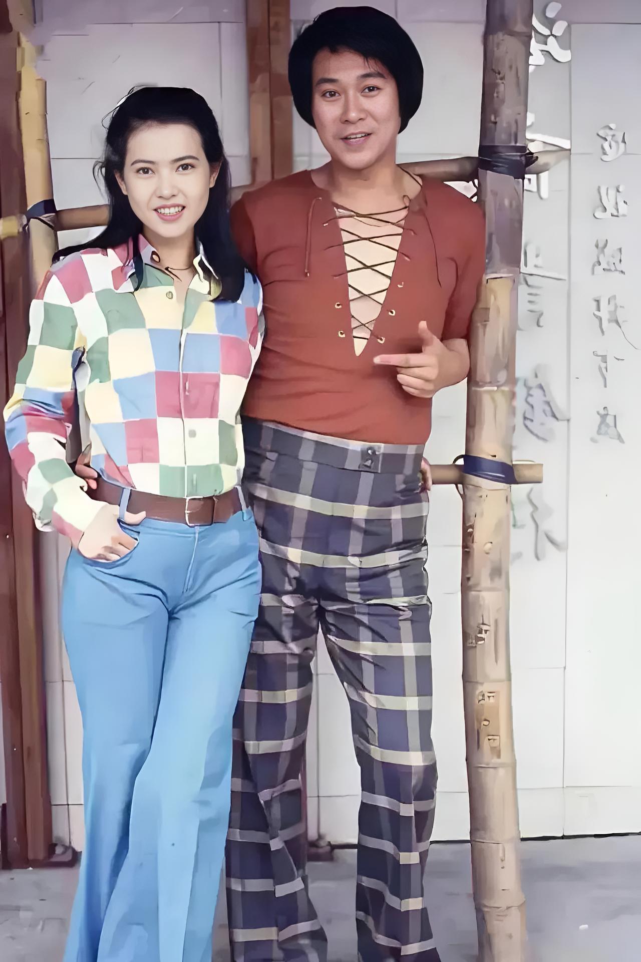 1992年间，郑少秋与蓝洁瑛在《大时代》片场外，留下了这张合影。那时候，45岁