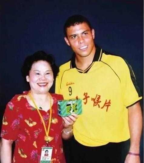 2003年，罗纳尔多来到中国，一个富婆对他说：“只要你陪我吃顿饭，我就给你30万