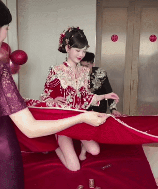 新娘的一个动作，甚是好看。大家猜猜看新娘属于什么性格？美丽脱俗，清新优雅