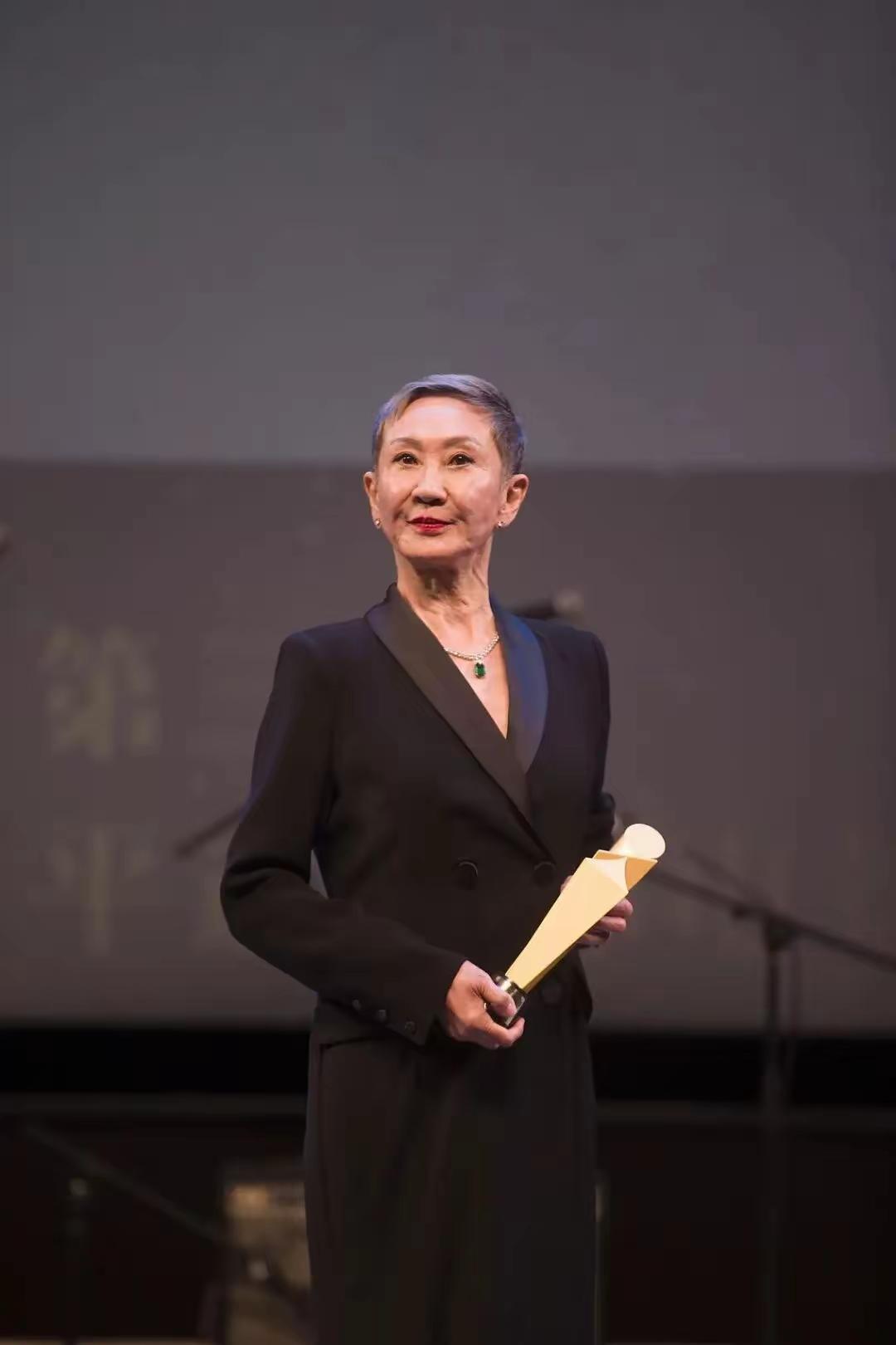 一个传奇的女人走了，另一个男人被骂的狗血淋头的，眼睛红红的向媒体宣布，施南生走了