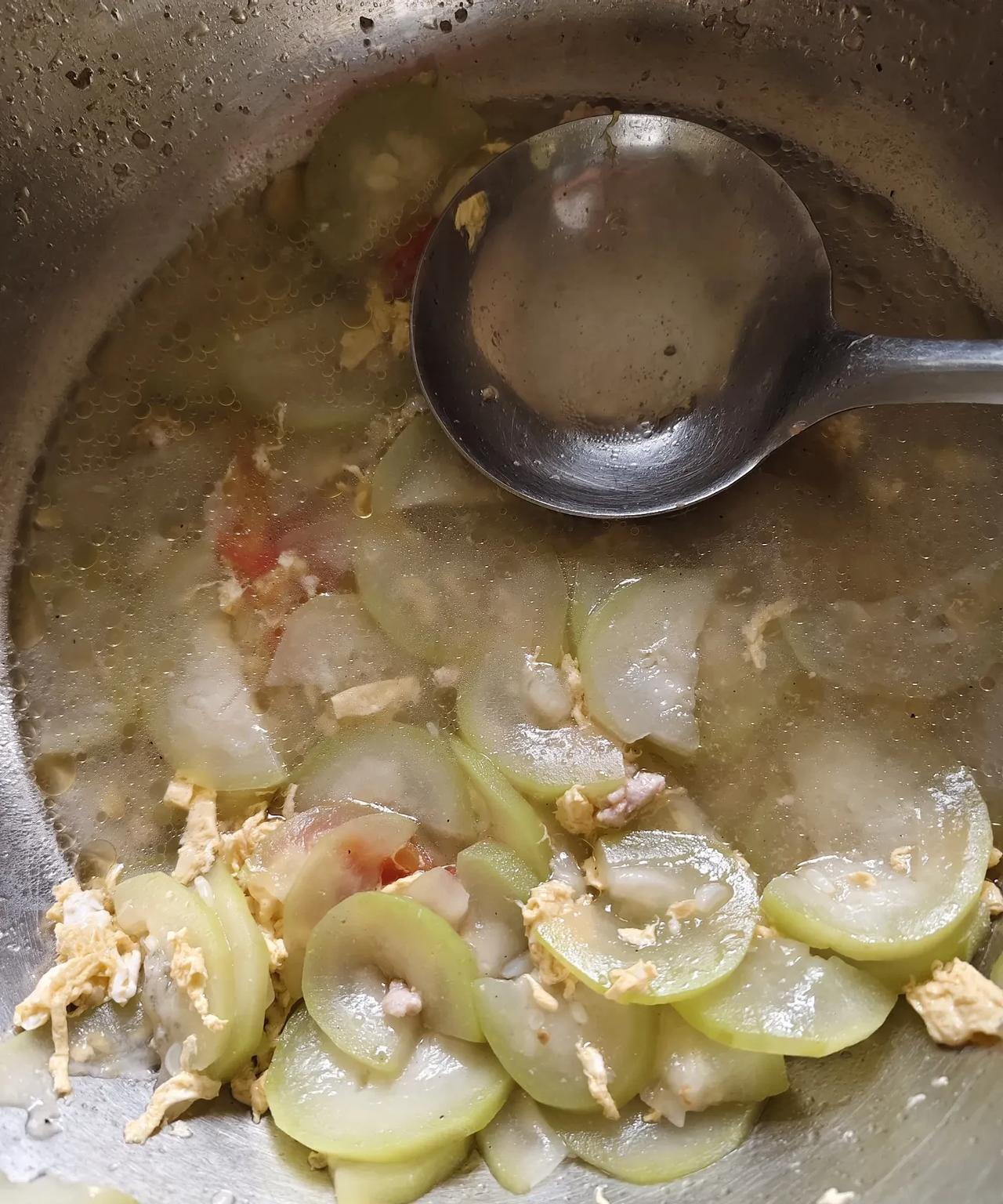 去食堂打了菜回财务室，正想吃午餐。突然，进来三个职工。食堂做饭的两个阿姨和一个保