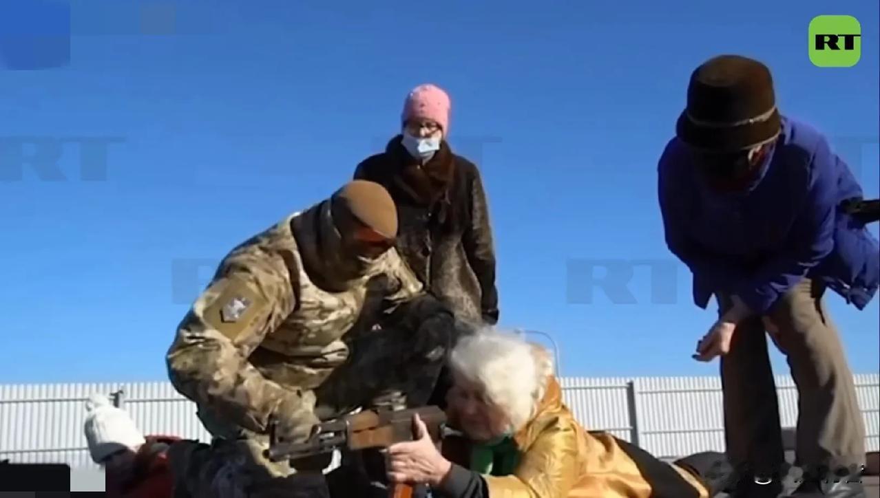 近日，英国《每日邮报》发布了一段乌克兰“亚速营”训练一名79岁老人的视频，引起人