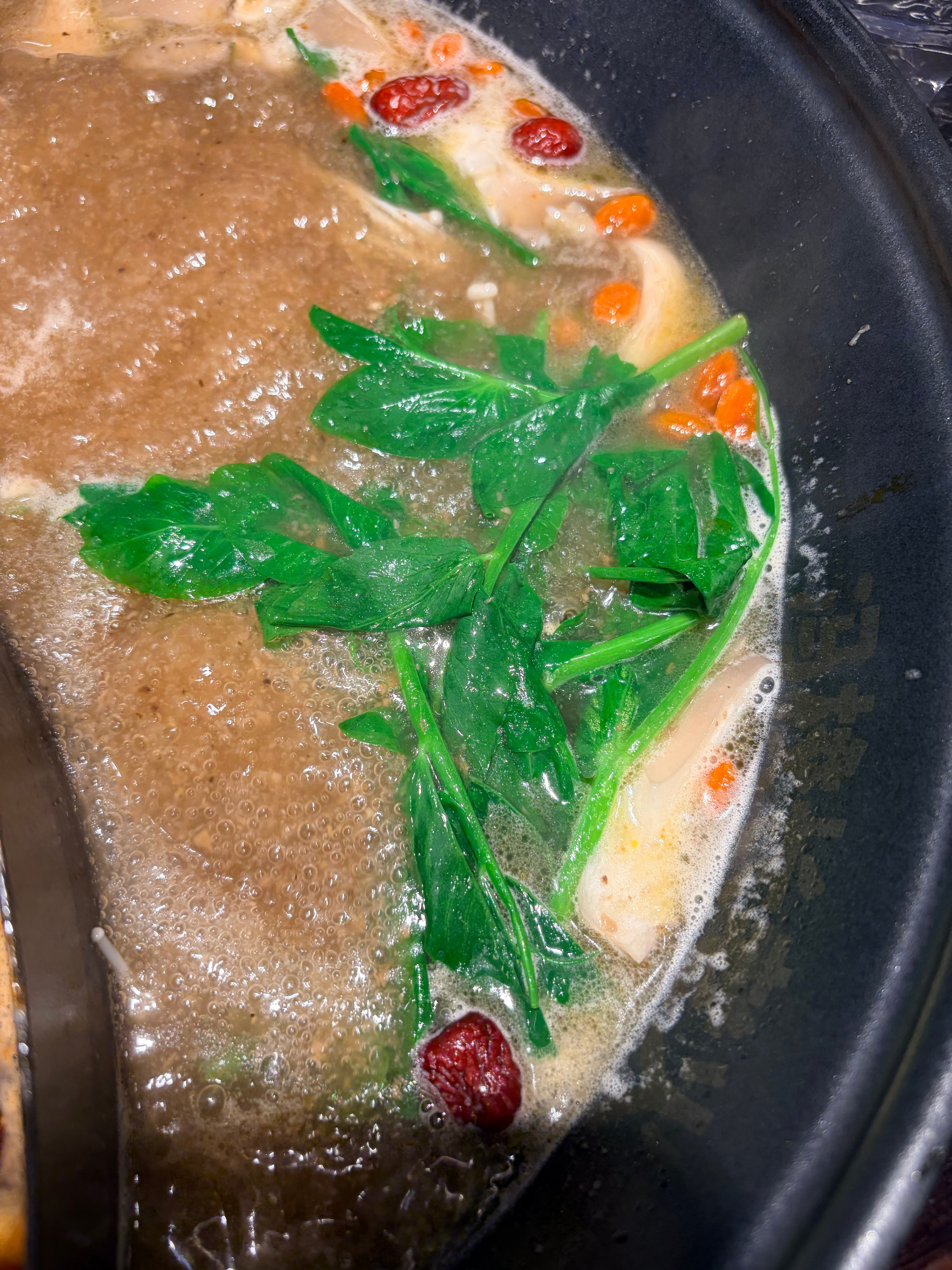 天冷当然要吃火锅啦……吃火锅当然要点鸳鸯锅烫豌豆尖啦……