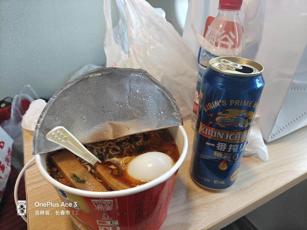 平日里在家不吃方便面，但是，只要是坐绿皮火车就一定带几桶方便面，俗语叫桶面。​