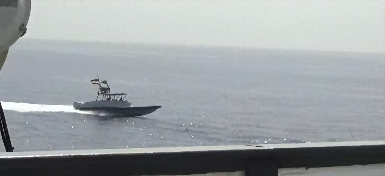 胆大包天！伊朗33艘快艇闪电突袭霍尔木兹海峡，美军全程失灵被动挨打4月22号