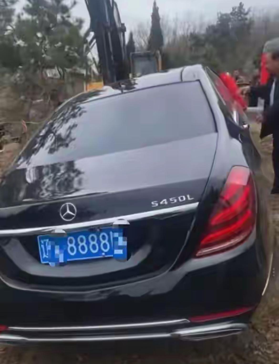 是任性还是其他原因昨天（4月9日）辽宁辽阳一场疑似“奔驰S450L陪葬”的葬礼