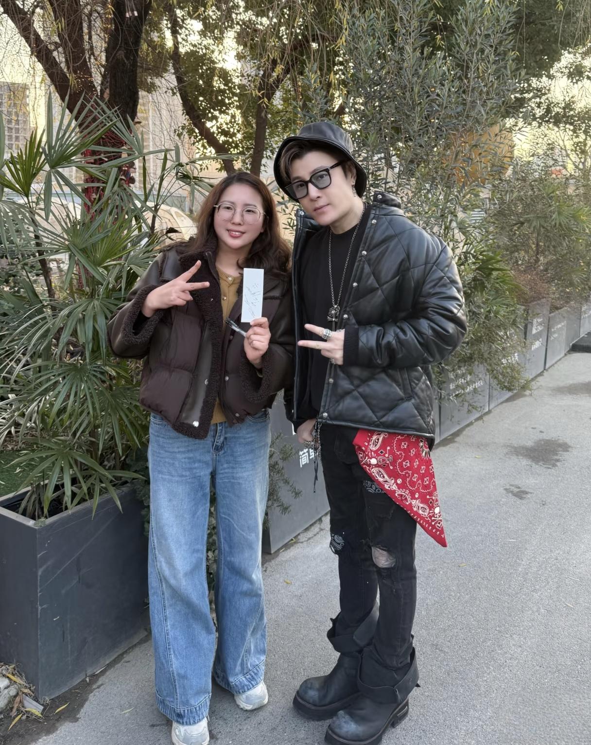 49岁许绍洋在合肥街头被路人偶遇，他的穿衣打扮怪怪的，虽然都是名牌货，但给人一种