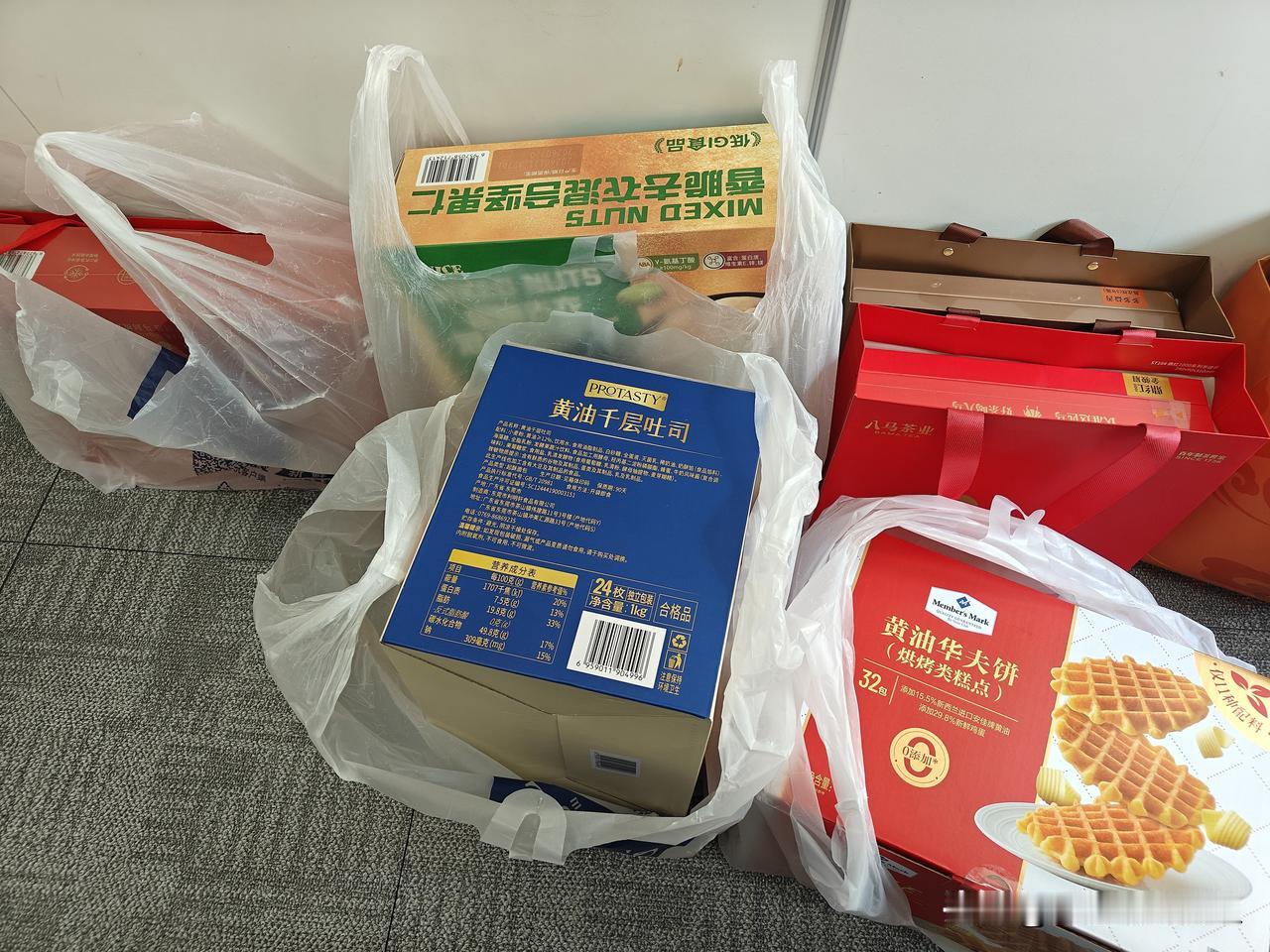 第二批山姆年货到家。今天，好朋友送了一堆山姆的年货，她就是那个经常去山姆买东西