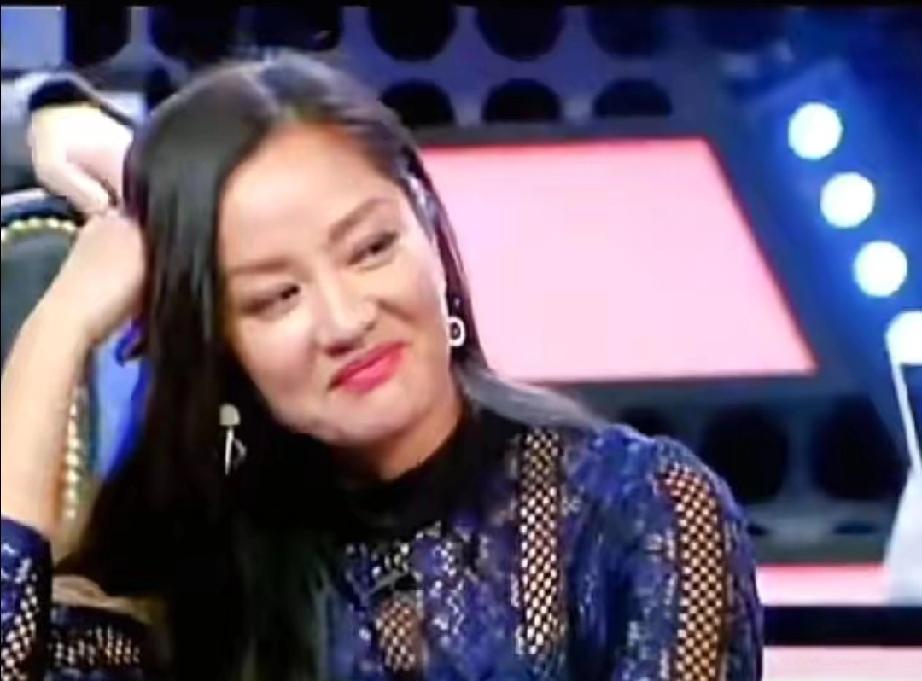 54岁瞿颖彻底放飞自我，活得太飒了！清迈别墅里囤满助晒油，古铜肤色配肆意白发，直