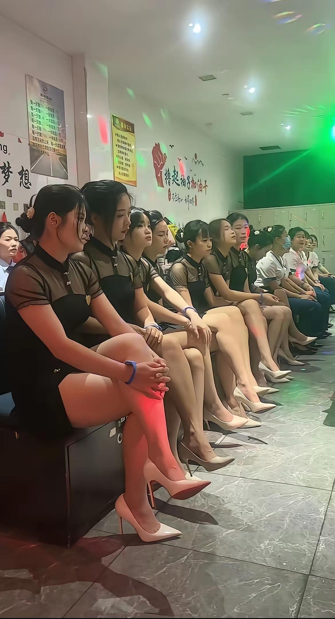 老板：今天开会的内容：一个中心，就是思想要开放，一定要放的开。两个基本点，就是