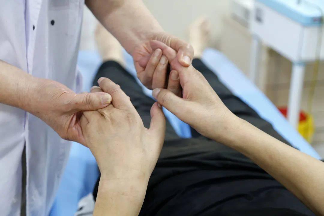 手上有这4个变化，说明高血压已经能导致脑梗死了，必须立刻治疗手部的某些异常信