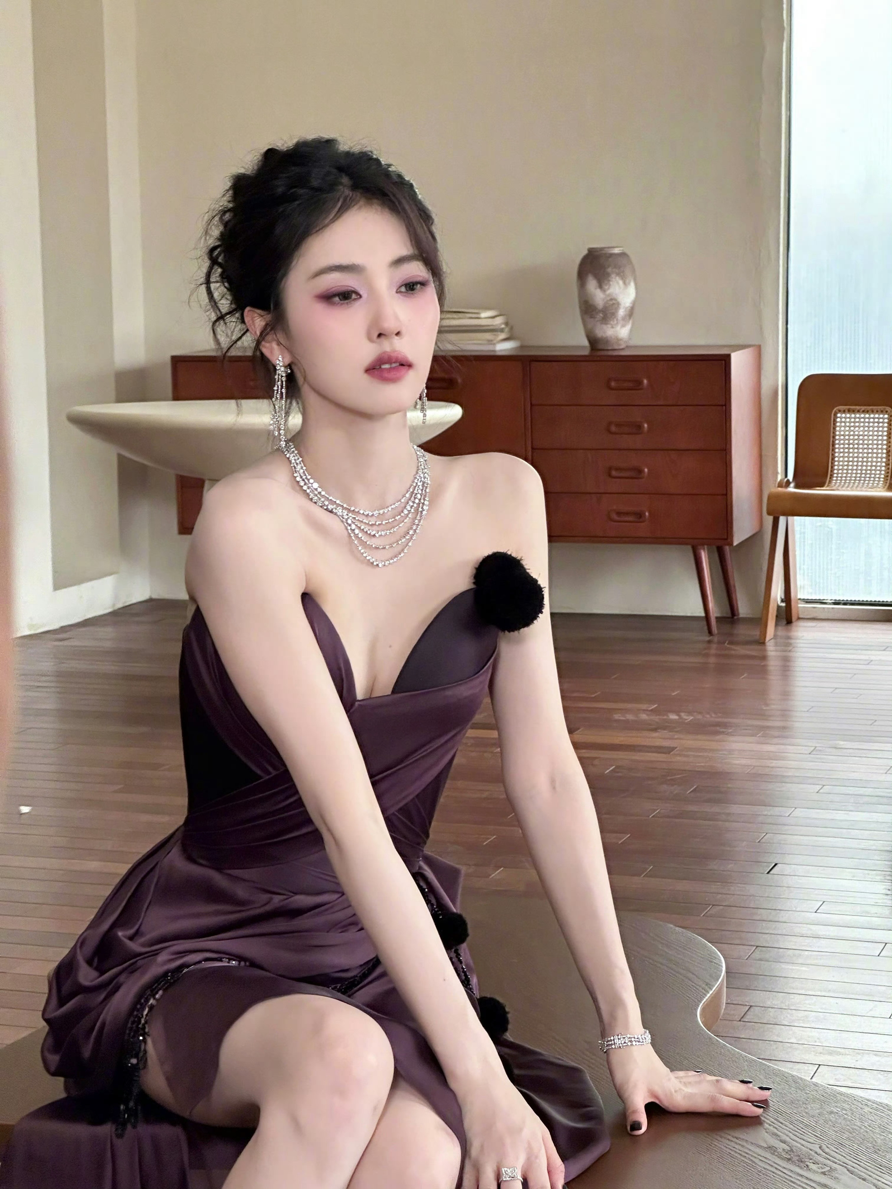 白鹿紫裙侧拍化妆师发布了白鹿今天鹅招商大会定妆照原图，期待莫离大爆​