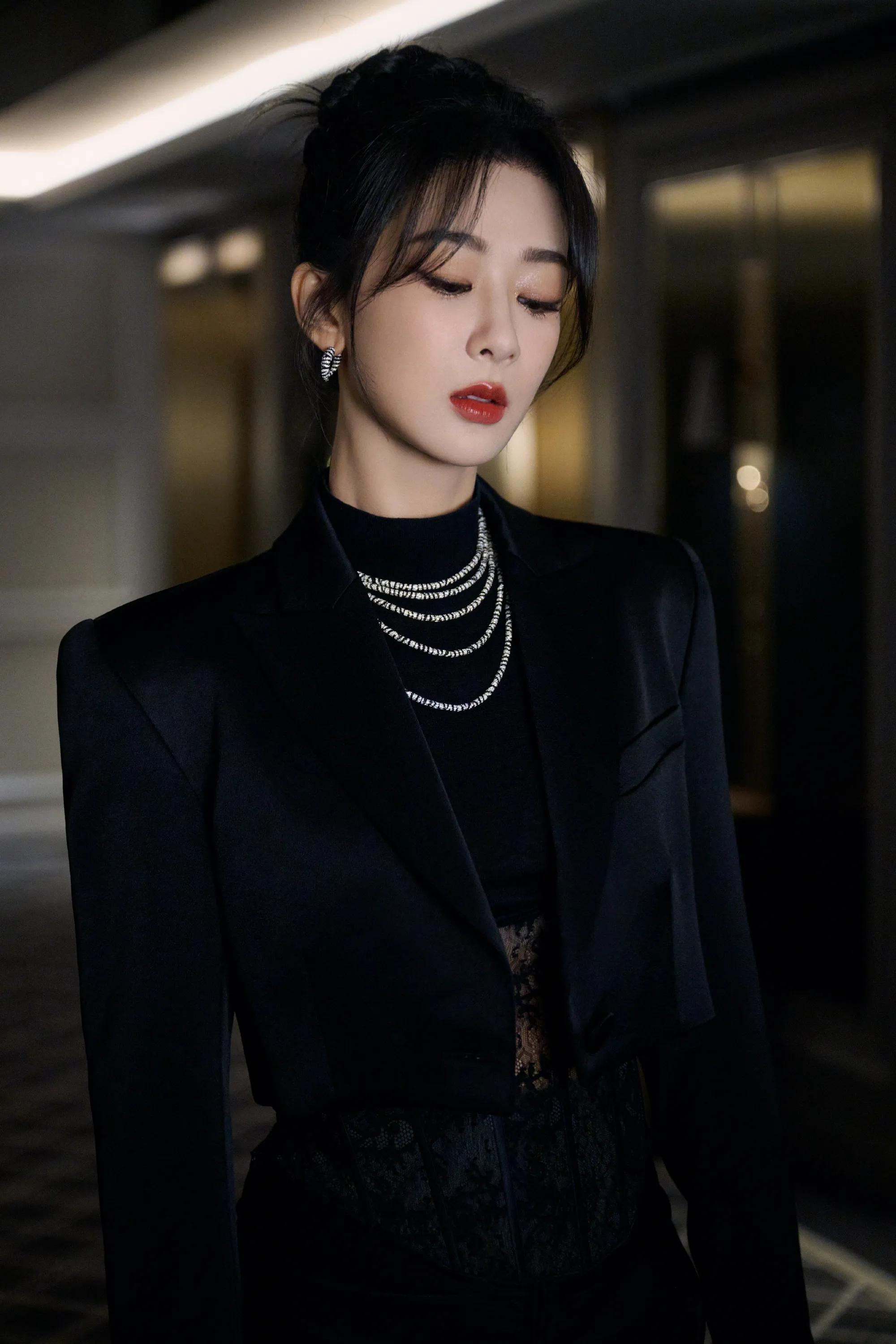 杨紫和肖战对捆绑恋爱也是很无奈吧我也认为确实很无奈。两人只是合作《余生，请多指教》的演员、同事，双方