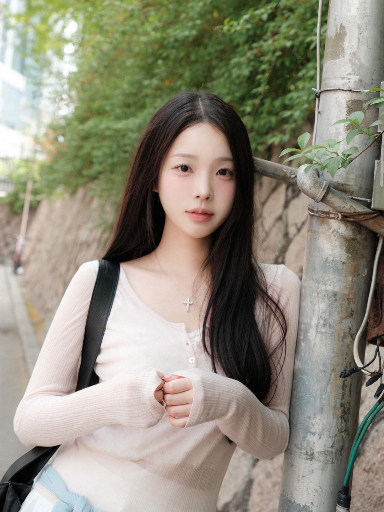 温柔少女，漫步在城市街头，背着小包，享受阳光。街拍热门穿搭