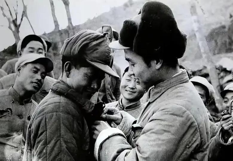1951年，志愿军战士运送炮弹，与炮兵师长擦肩而过，他感觉师长有些眼熟，一打听，