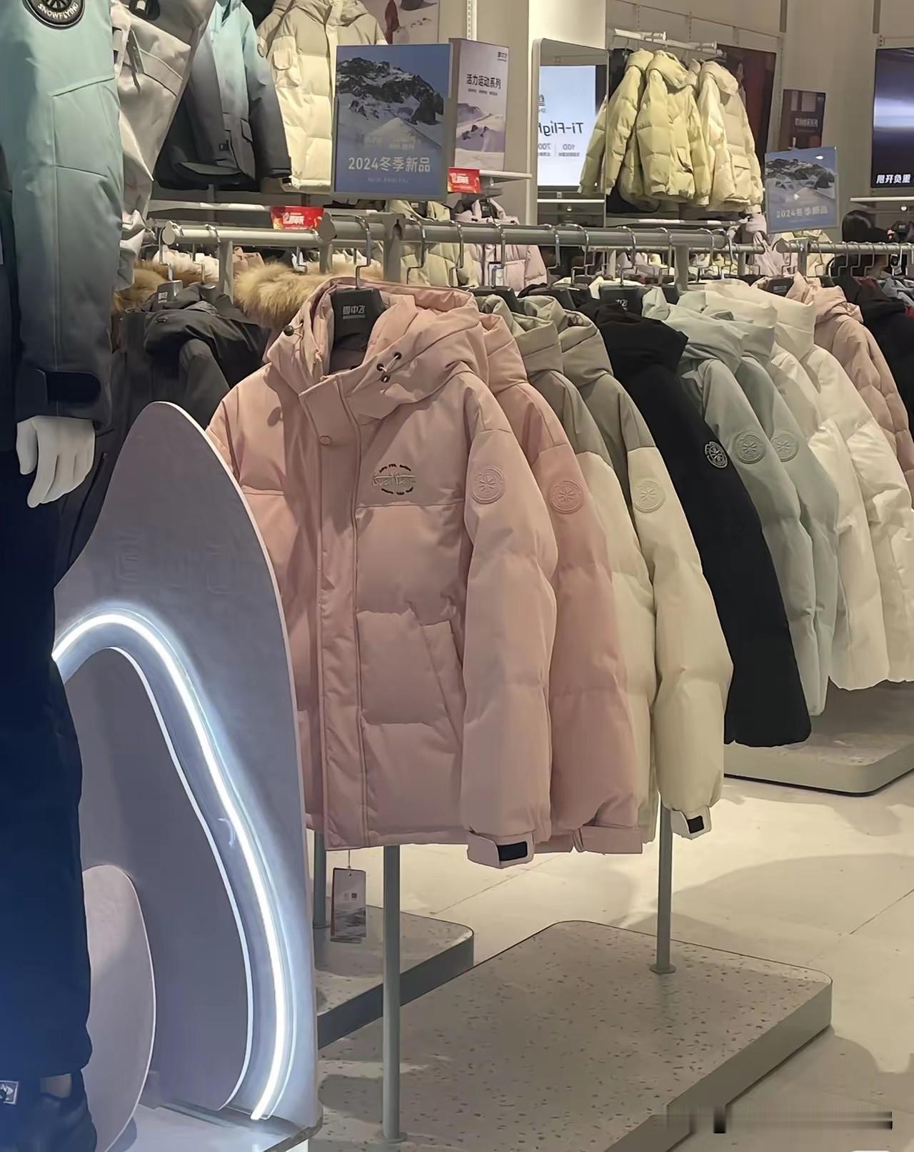 感觉这个冬天过得我太难受了，好穷呀。我昨天去买羽绒服，准备过冬了，预算500块