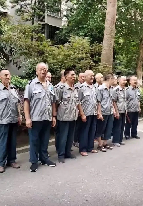 看门卫的保安站姿就知道小区的高低水平了