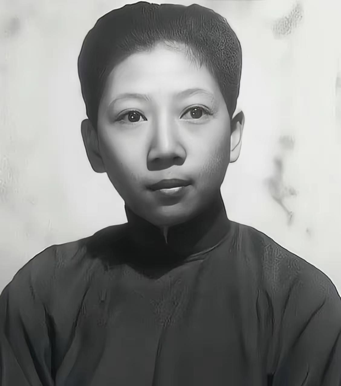1946年，孔令俊换上女装逛街，却被龙云的儿子调戏，她大怒，就拔枪而射，龙云的儿