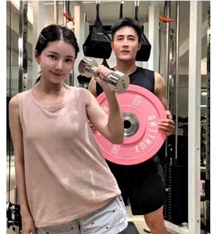 王灿和杜淳这对夫妻档健身也太拼了吧！平时看杜淳演戏没发现，脱了衣服居然藏着八块腹