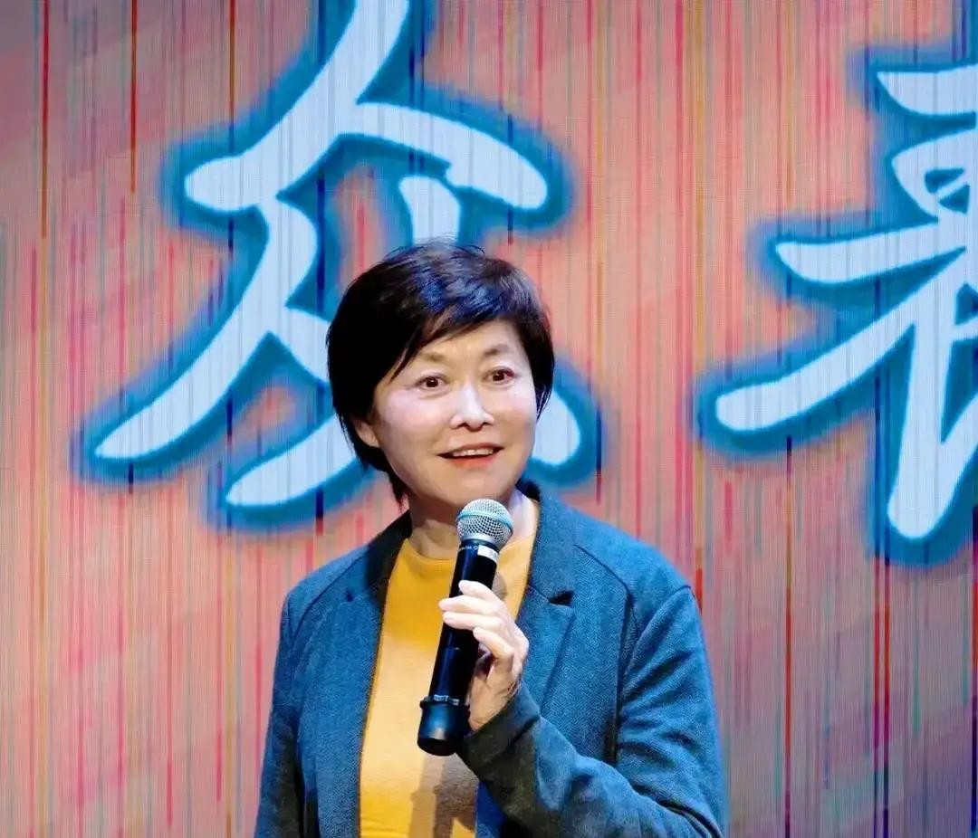 敬一丹70岁，退休十年，别人是终于不用上班，她倒多了两个长期活儿：写书、录节气音频，一做就是十年。当