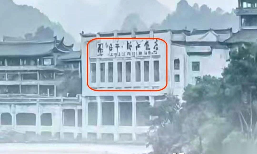 福建那个摄影一等奖，照片一出来，哇，仙境啊。云雾缭绕，光打得跟圣光一样。结果