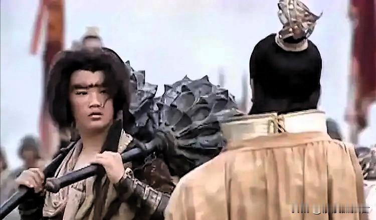 罗成被李元霸一锤震断胳膊，罗松出山为弟弟报仇，他用出了绝技“百鸟朝凰枪”，从赵云