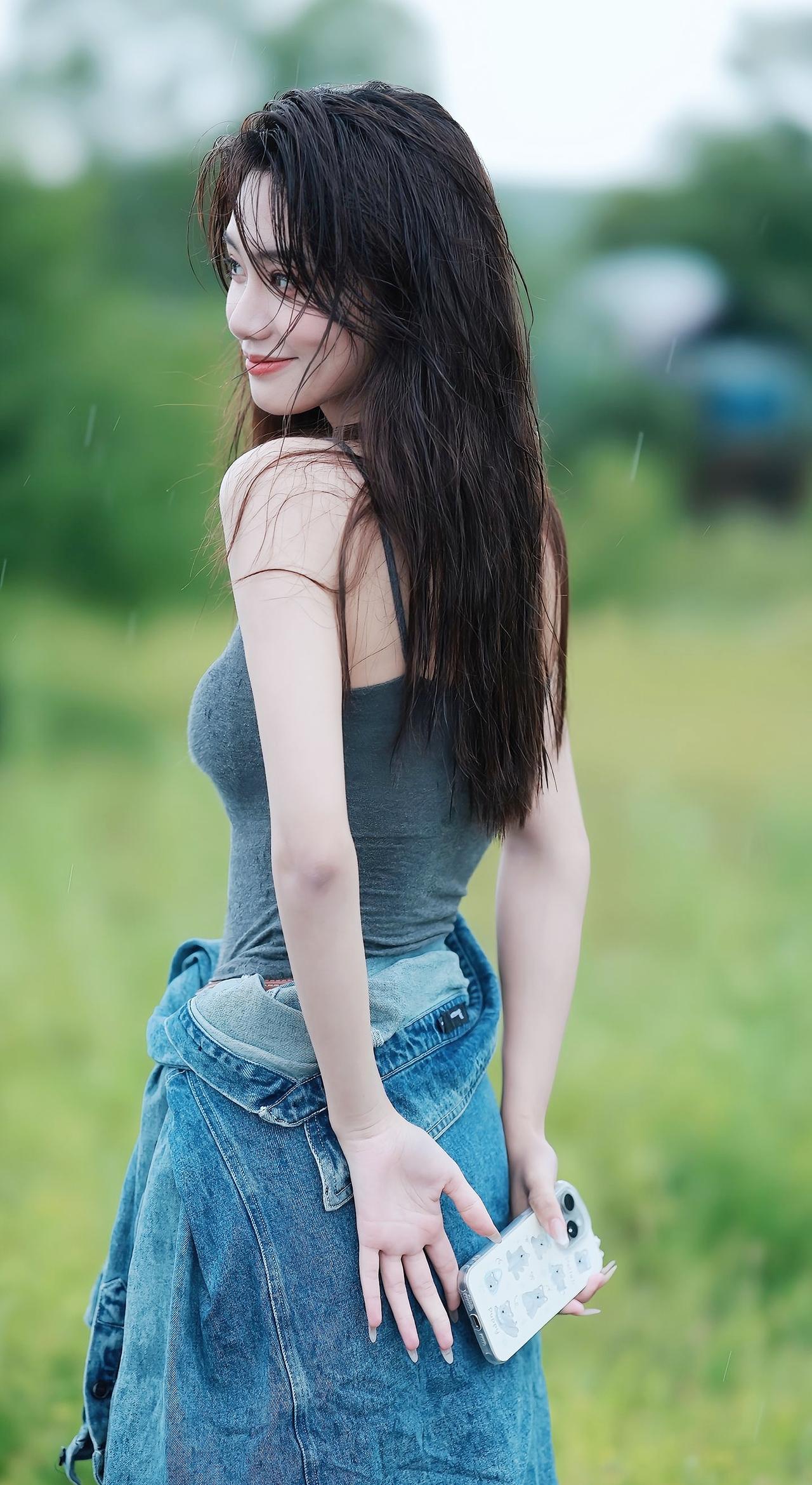 《雨幕随想》原创诗词雨丝轻吻草色青，她于朦胧处回眸，灰衫洇透浅蓝，