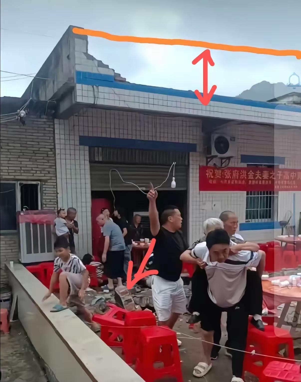 一百多号人刚坐下，菜都还没上，屋顶边上的那圈矮墙突然塌了，砖头和雨棚砸下来，5个
