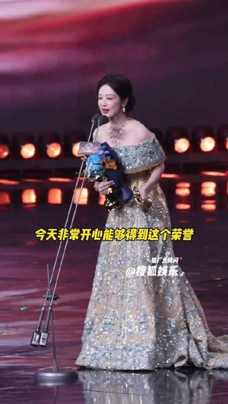 2026微博之夜，雷佳音因拍戏缺席，杨紫暖心代领“微博年度口碑演员”双奖杯。她身